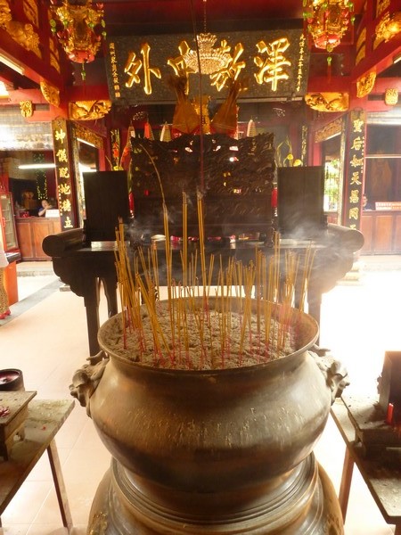 encens-temple-bouddhiste-vietnam